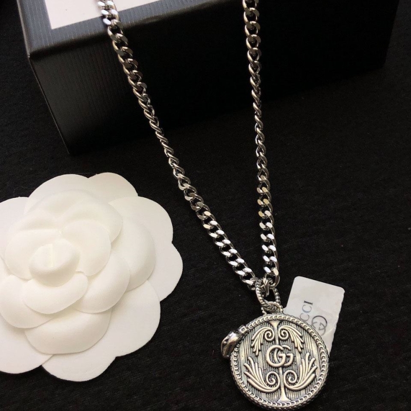 G*u*i necklaces